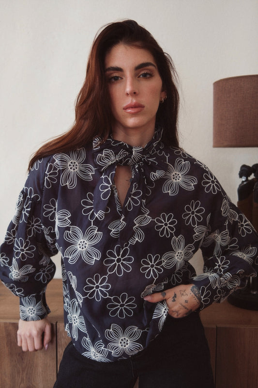 BLUSA BORDADA CON DETALLE LAZO