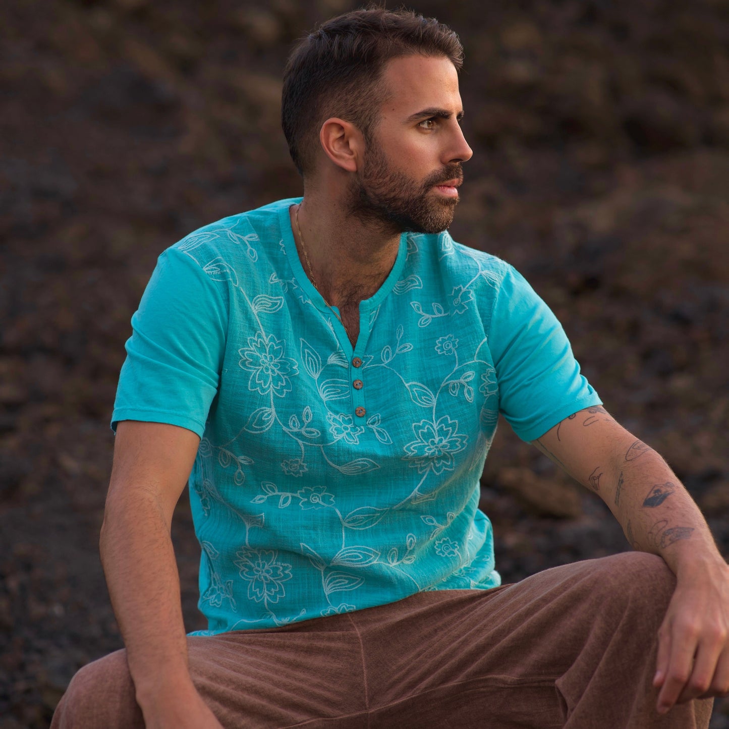 CAMISETA CON BORDADO