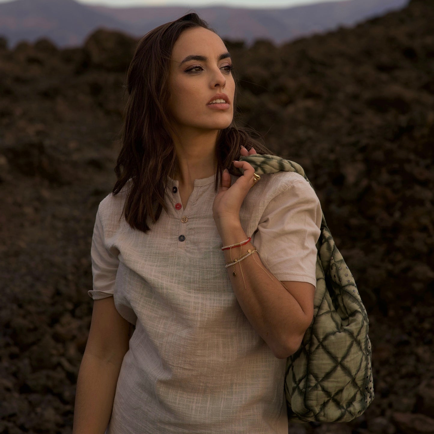 CAMISETA CON BOTONES