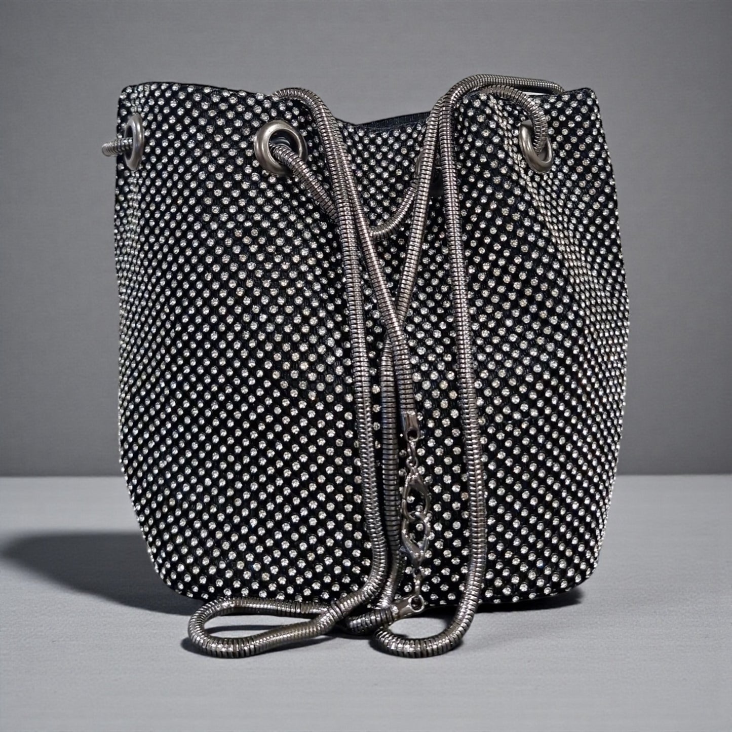 BOLSO BOMBONERA NEGRA BRILLOS