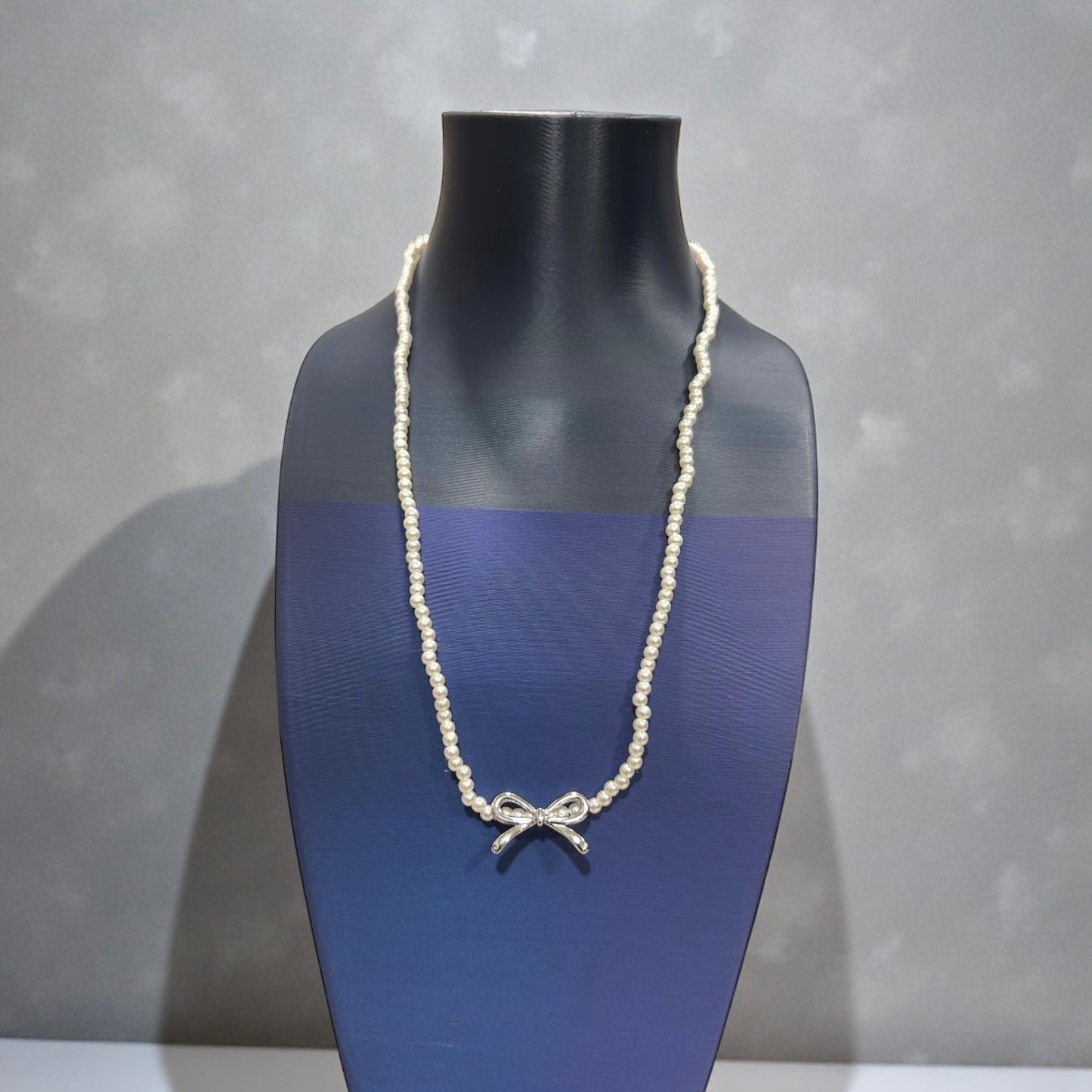 COLLAR PERLAS CON DETALLE LAZO