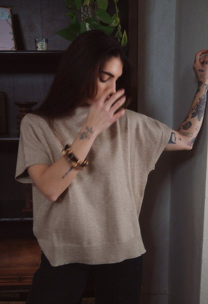 SUÉTER MARRÓN MANGA CORTA