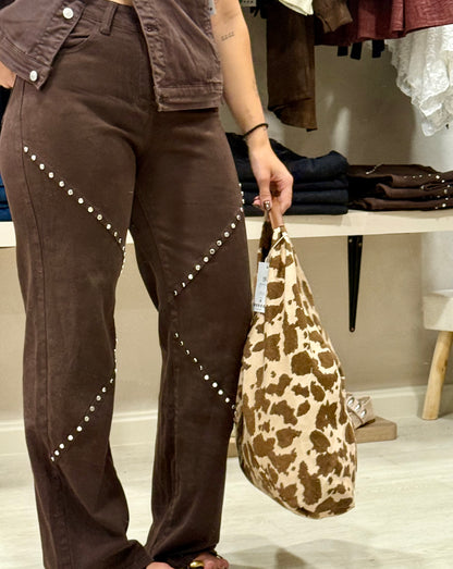 JEANS MARRÓN TACHUELAS