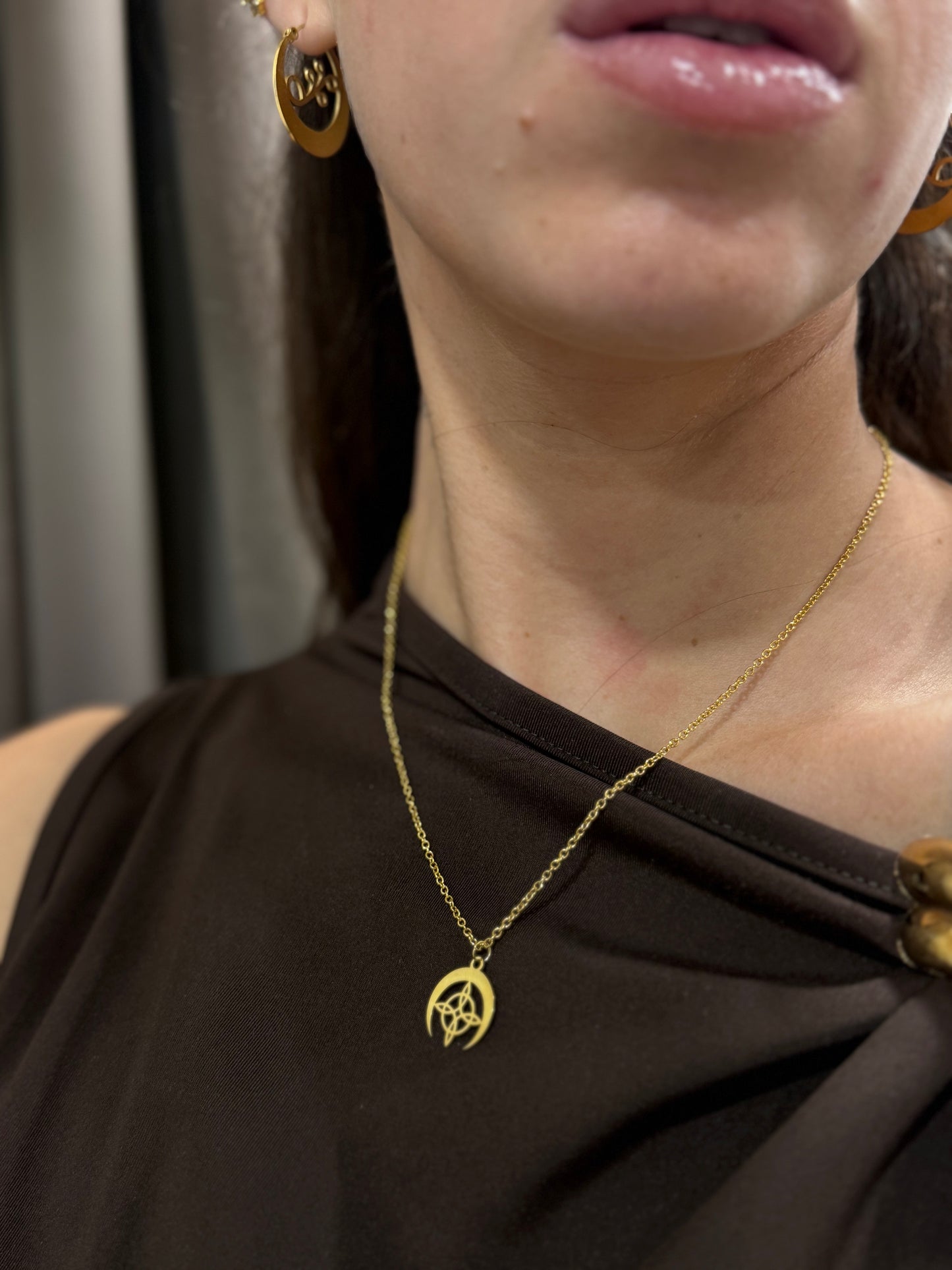 COLLAR NUDO DE BRUJA DORADO