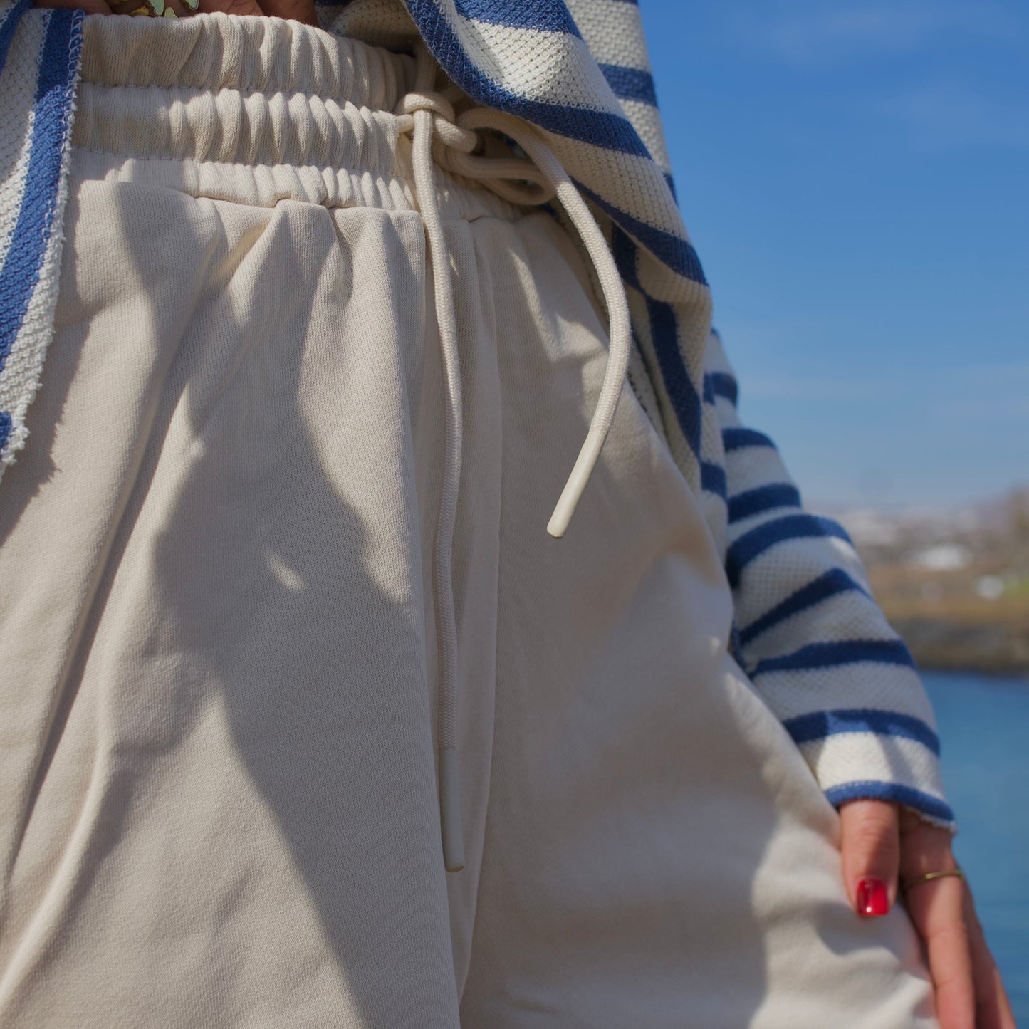 PANTALÓN DE CHANDAL CORTO BEIGE 