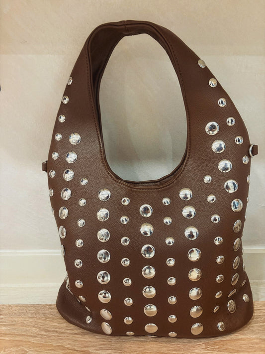 BOLSO TACHUELAS MARRÓN