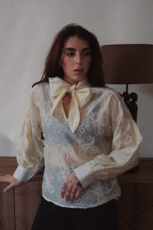 BLUSA BORDADA CON DETALLE LAZO