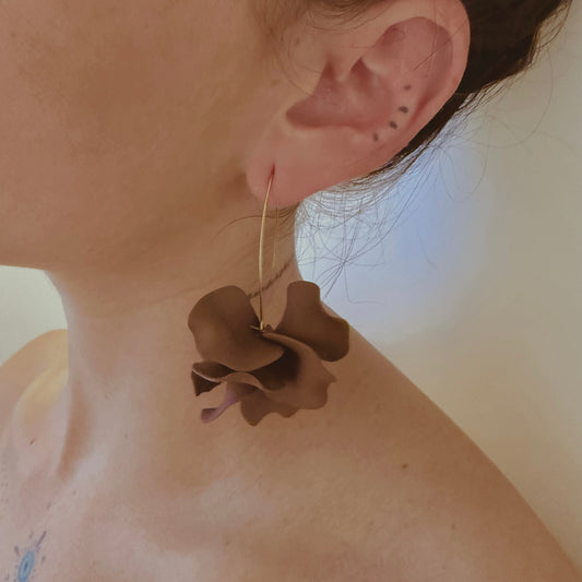 PENDIENTE FLOR ARCILLA