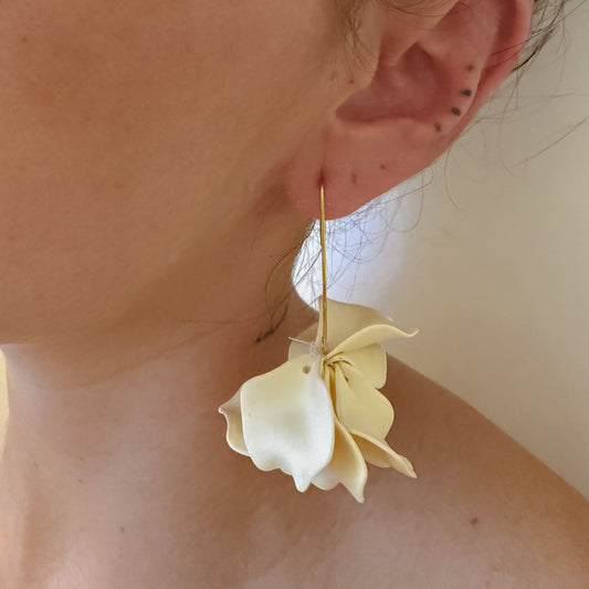 PENDIENTE FLOR ARCILLA