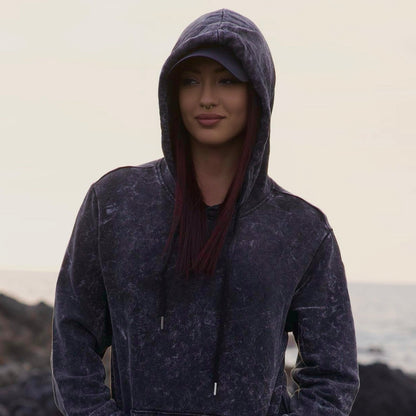 SUDADERA NEGRA CON CAPUCHA EFECTO LAVADO