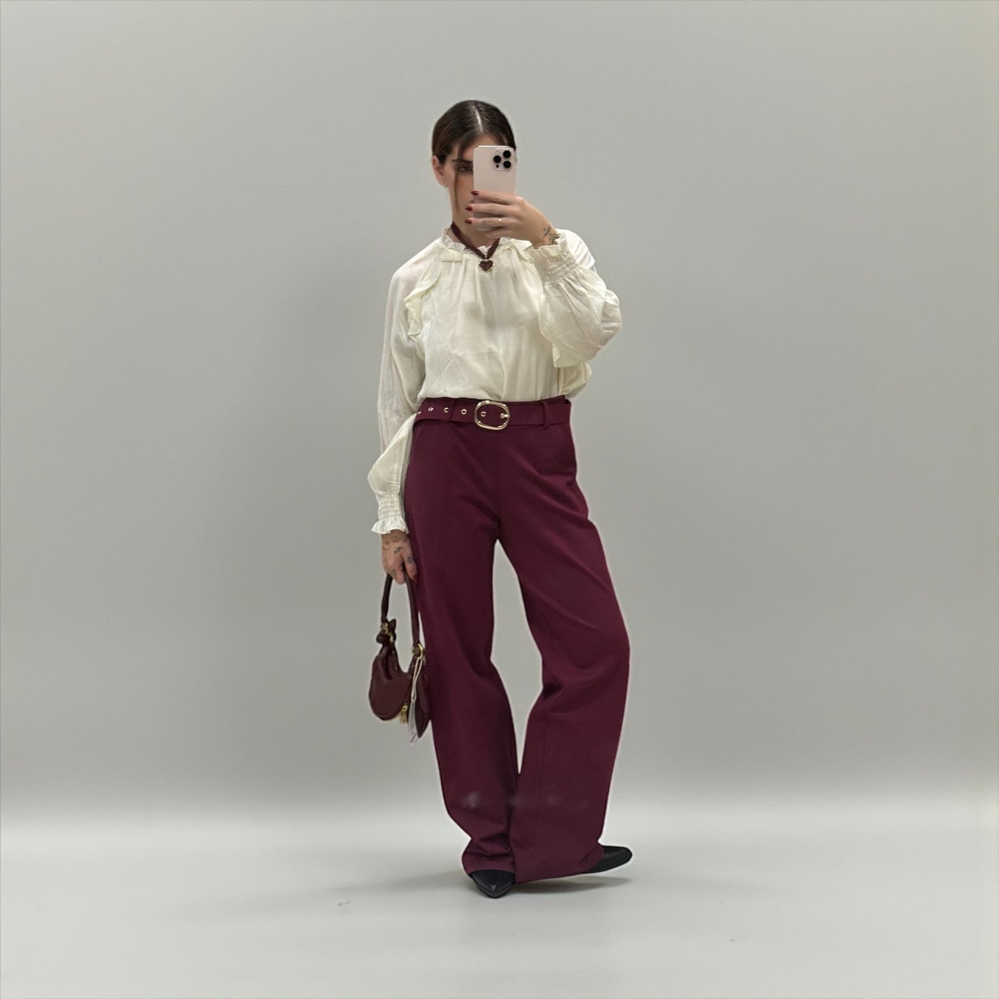 PANTALON CON CINTURÓN DORADO