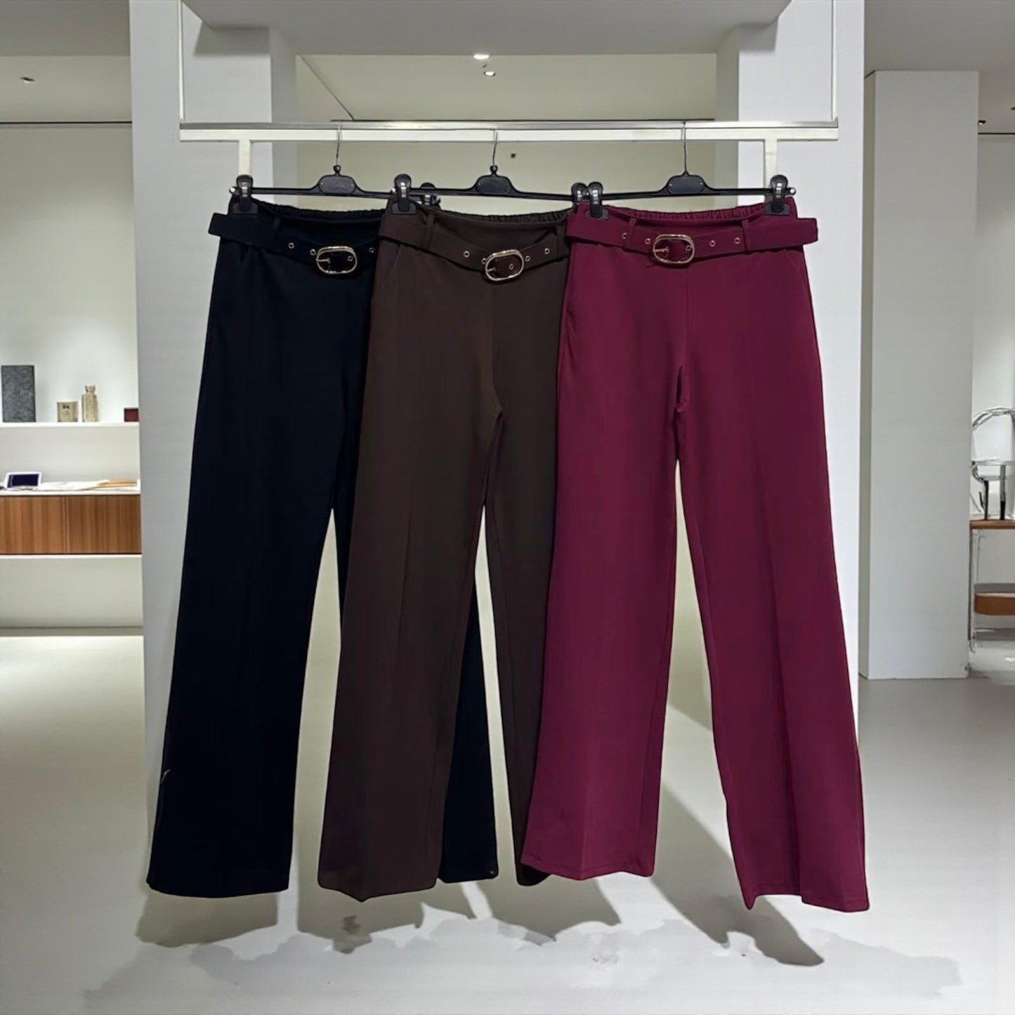 PANTALON CON CINTURÓN DORADO