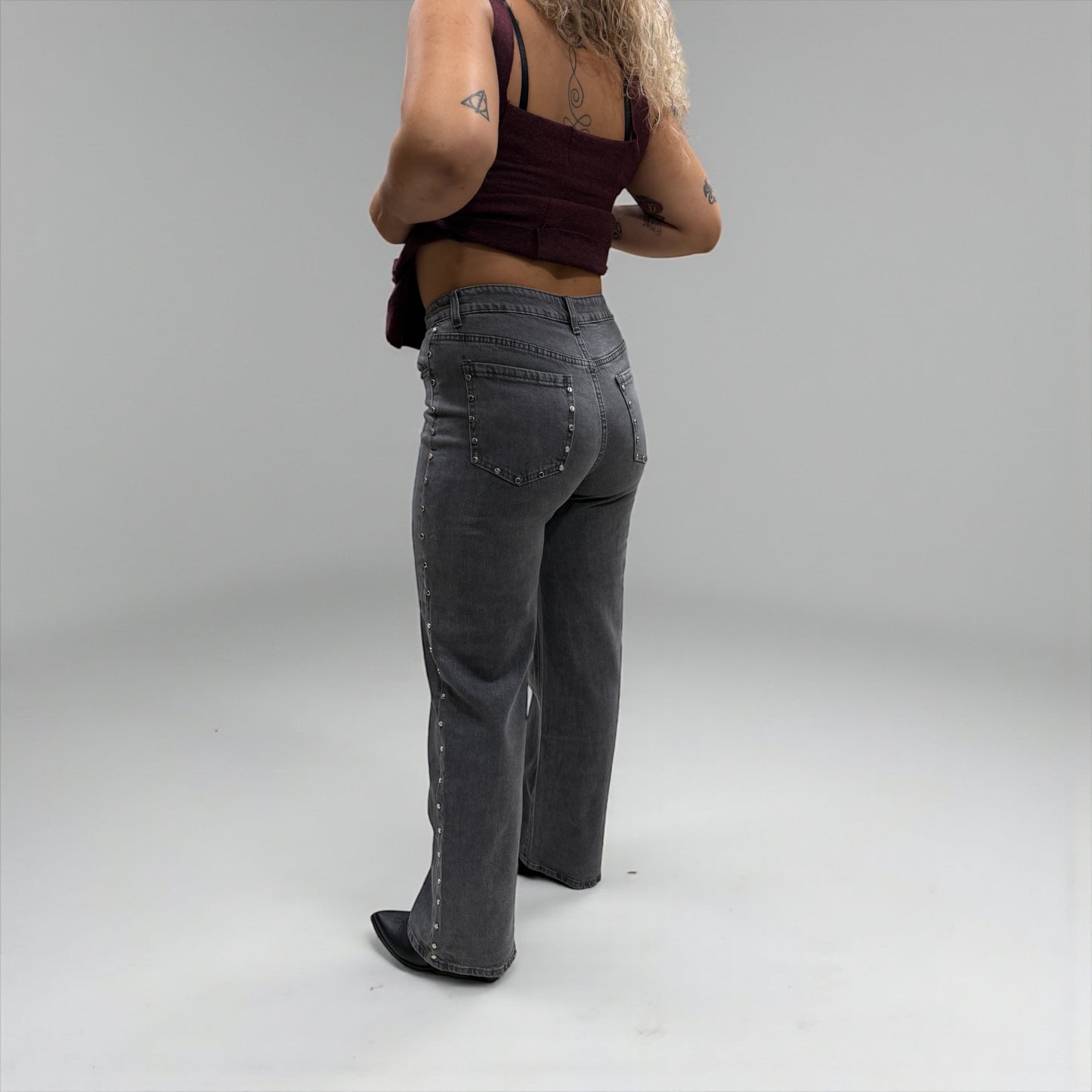 JEANS GRIS TACHUELAS