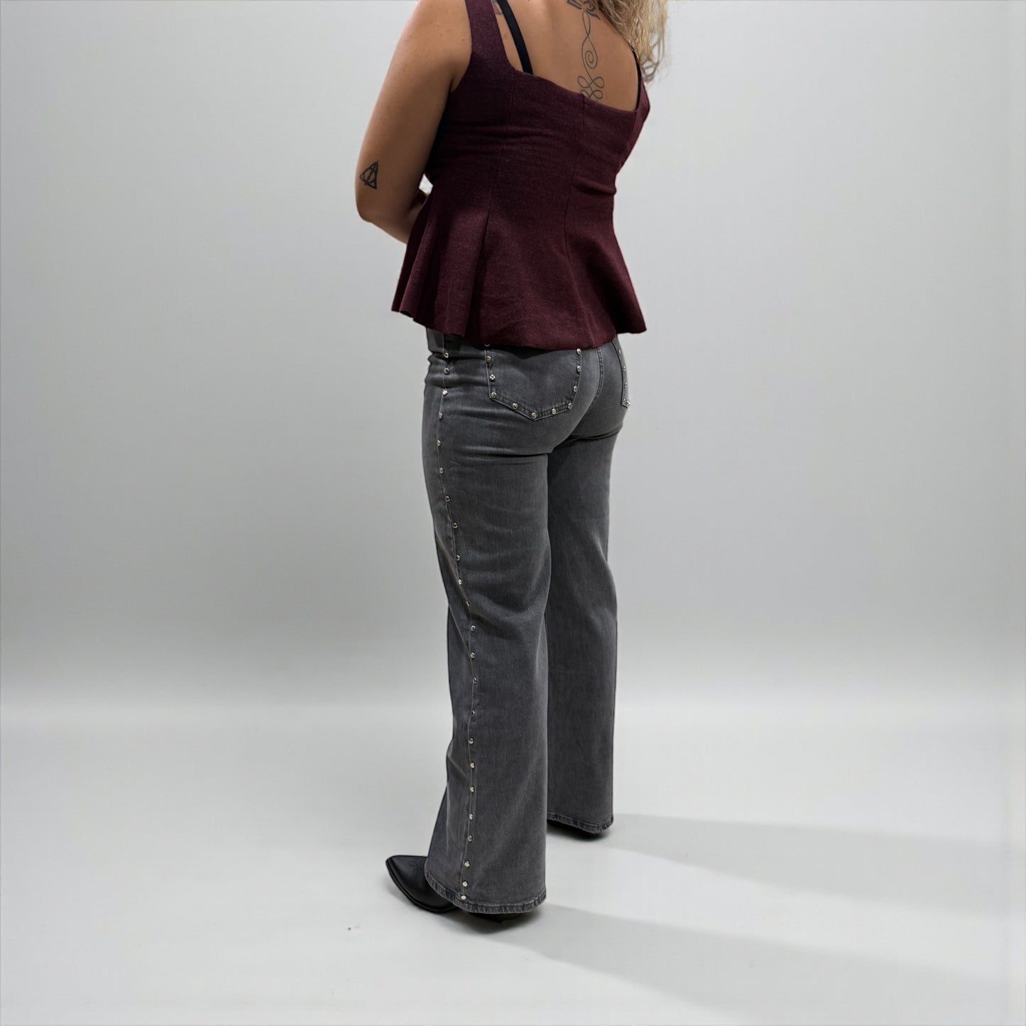 JEANS GRIS TACHUELAS