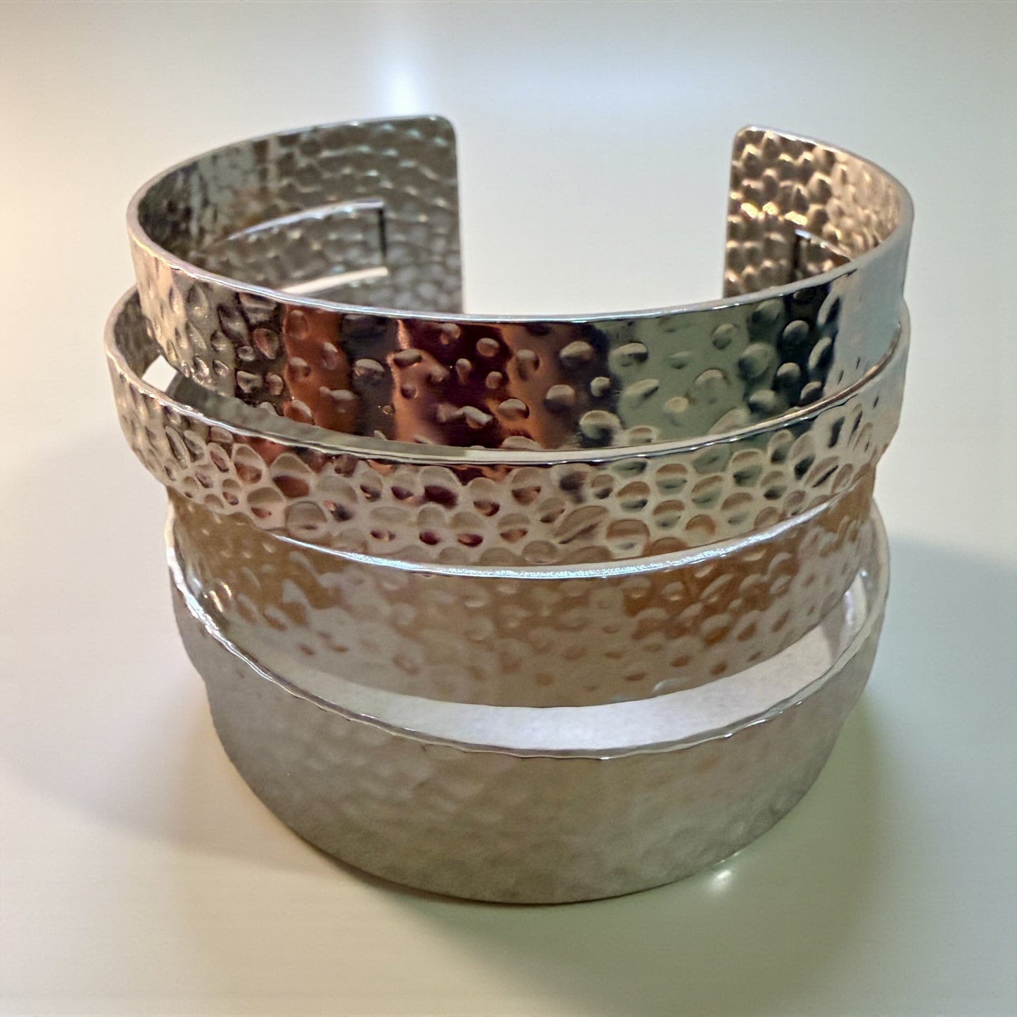 BRAZALETE ANCHO ESTRUCTURADO