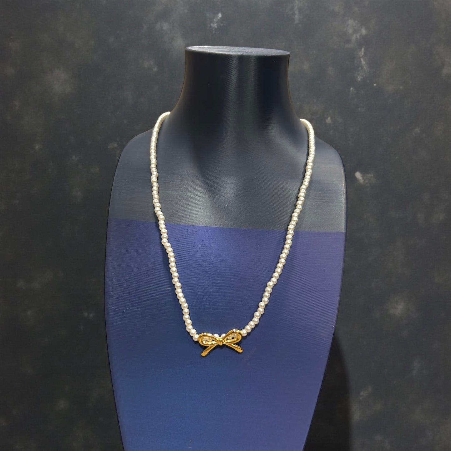 COLLAR PERLAS CON DETALLE LAZO