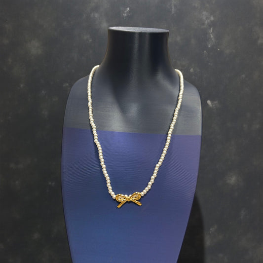 COLLAR PERLAS CON DETALLE LAZO