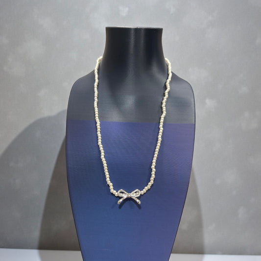 COLLAR PERLAS CON DETALLE LAZO
