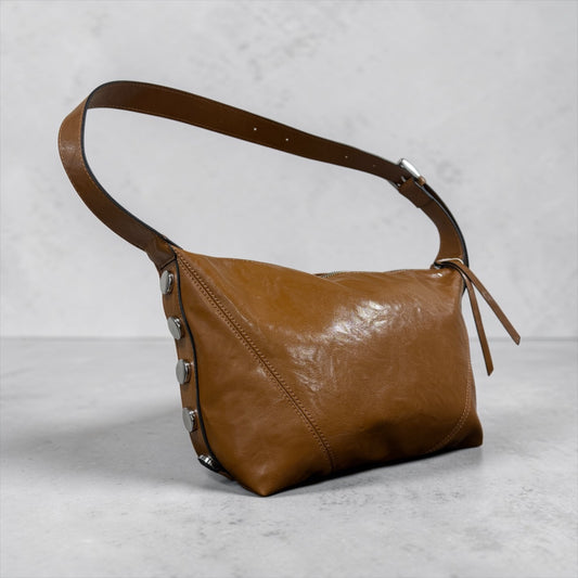 BOLSO CAMEL CON TACHUELAS