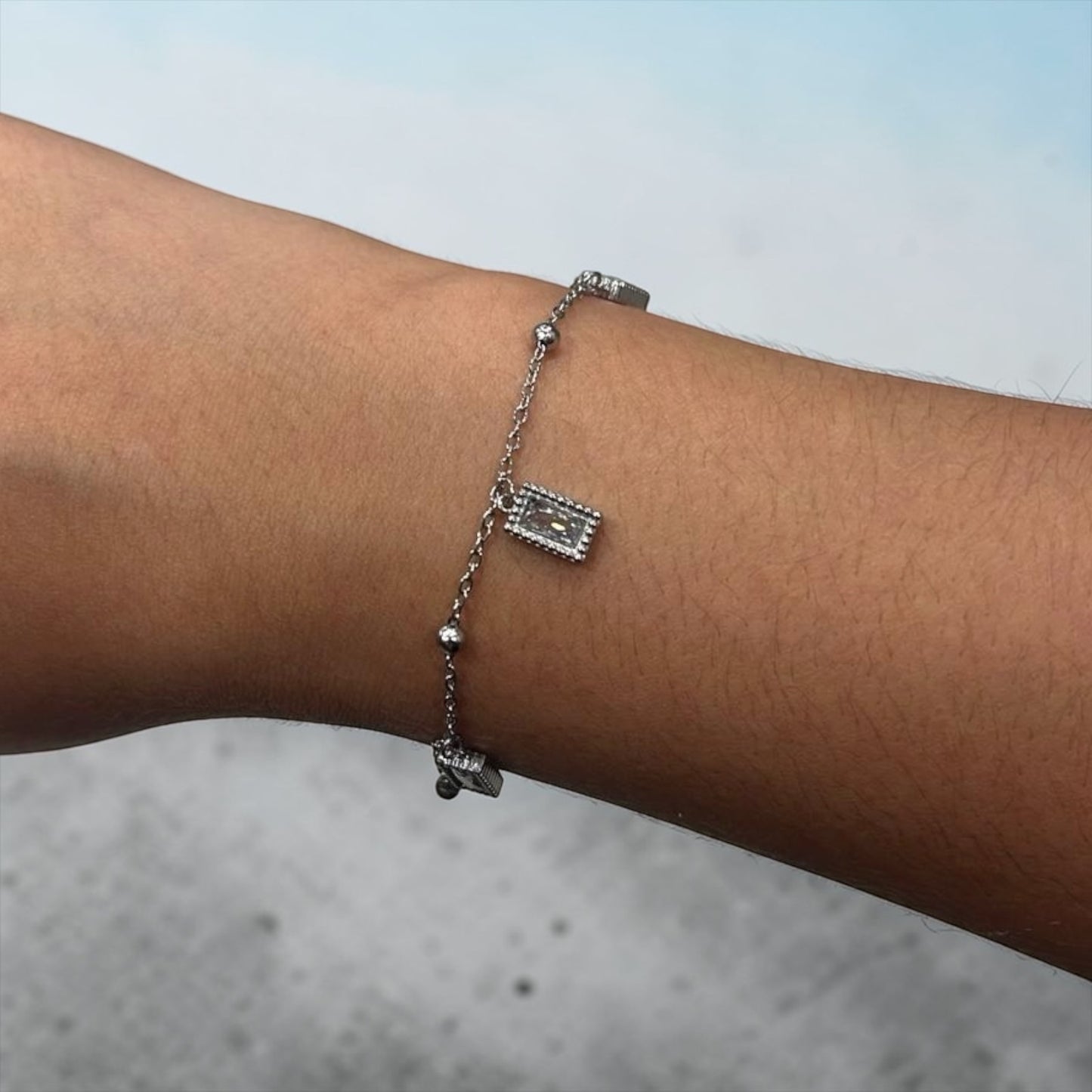PULSERA CON DETALLE COLGANTE BRILLO