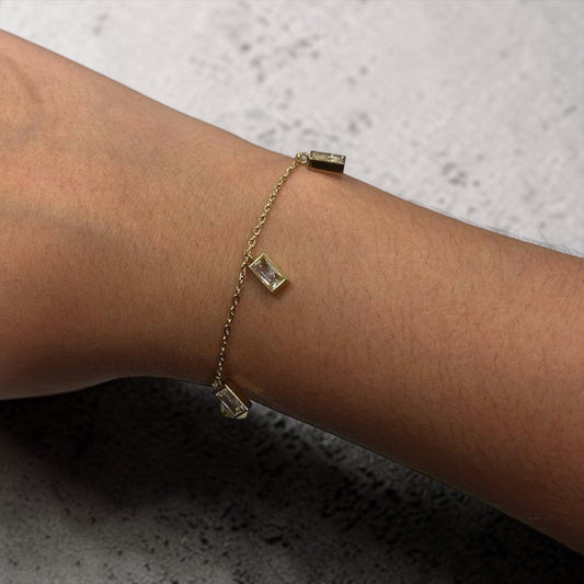 PULSERA DORADA COLGANTE CON DETALLE CUADRO
