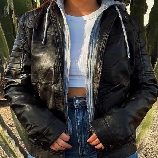 CHAQUETA DE POLIPIEL NEGRA EFECTO SUDADERA 